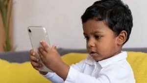 স্ক্রিনের ভেতর শৈশব—মুঠোফোন কি ধ্বংসের অস্ত্র, নাকি জ্ঞানের জানালা?