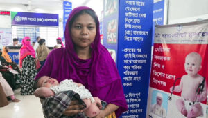 পা ও হাত ছাড়া সেই শিশুকে বুকে জড়িয়ে বাড়ি ফিরলেন মা