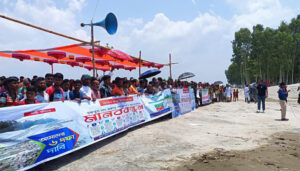 ব্রহ্মপুত্রে অবৈধভাবে বালু উত্তোলন বন্ধের দাবিতে কুড়িগ্রামে বিক্ষোভ ও টোলঘর ভাঙচুর