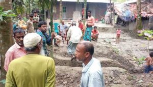 আমতলীতে চলাচলের রাস্তা কেটে গোয়ালঘর নির্মাণের অভিযোগ, পুলিশের হস্তক্ষেপে কাজ বন্ধ