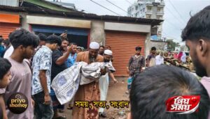 কুমিল্লায় বাবার মোটরসাইকেল থেকে পড়ে কাভার্ডভ্যান চাপায় ছেলের মৃত্যু