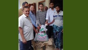 চাঁদপুর আশিকাটিতে জেলেদের চাল বিতরণ