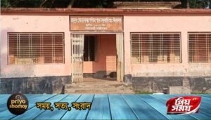 পলাশবাড়ীতে ক্লাসে ধানের বস্তা, অবহেলায় জাতীয় পতাকা