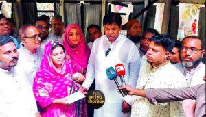 দোহারে অগ্নিকাণ্ডে ক্ষতিগ্রস্ত পরিবার পরিদর্শনে এমপি খন্দকার আবু আশফাক