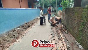 মূল রাস্তায় ৫০ ফুট বাদ: নতুন ইটের সোলিং একদিন পর মাইক্রোর চাপে দেবে গেলো যশোরে