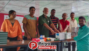 শ্যামনগরের স্বাস্থ্য স্বেচ্ছাসেবককে স্বাস্থ্য বিষয়ক উপকরণ বিতরণ