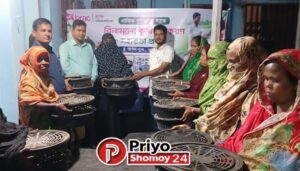 কুড়িগ্রামে প্রান্তিক নারীদের মাঝে ব্র্যাকের হাঁসের বাচ্চা বিতরণ ও প্রশিক্ষণ