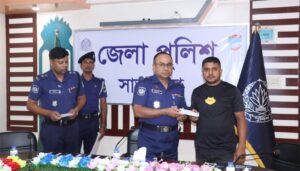 সাতক্ষীরা পুলিশের উদ্যোগে উদ্ধারকৃত মোবাইল ও টাকা হস্তান্তর