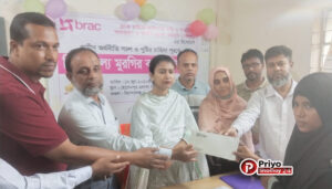 হোসেনপুরে ব্র্যাক স্বপ্ন সারথী তরুণীদের মাঝে হাঁস মুরগির বাচ্চা ও নগদ টাকা বিতরণ