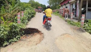 গুলিশাখালী সেতু সড়কে বিশাল গর্ত, ঝুঁকিতে হাজারো মানুষ