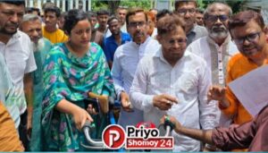 তাড়াশে ১০ অসহায় পরিবারকে অটোরিকশা দিলেন এমপি আয়নুল হক