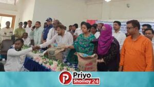 তাড়াশে কৃষকদের বিনামূল্যে সার-বীজ বিতরণ