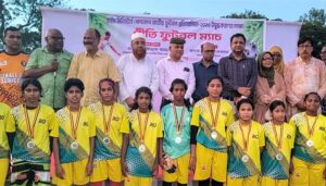 কুড়িগ্রামে প্রাইম মিনিস্টার্স গোল্ডকাপ ঘিরে প্রীতি ফুটবল ম্যাচ, মাদকমুক্ত সমাজ গঠনে খেলাধুলার বিকল্প নেই: দিনাজপুর শিক্ষা বোর্ড চেয়ারম্যান