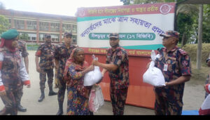 নীলডুমুর ১৭ বিজিবির উদ্যোগে বন্যাদুর্গতদের মাঝে ত্রাণ সহায়তা বিতরণ