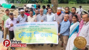 শিক্ষার্থীদের যাতায়াতে ১৬ প্রাথমিক বিদ্যালয়ে নৌকা দিলেন এমপি কামরুজ্জামান কামরুল