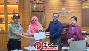 জাতীয় রচনা প্রতিযোগিতায় সাফল্যের পর চাঁদপুর জেলা প্রশাসকের সঙ্গে সামিরার সৌজন্য সাক্ষাৎ
