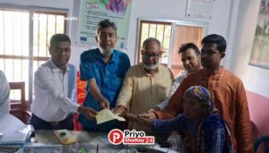 পীরগঞ্জে দুর্যোগে ক্ষতিগ্রস্ত পরিবারের পাশে উপজেলা প্রশাসন, বিতরণ হলো নগদ অর্থ ও চাল