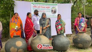 নিরাপদ পানীয় জল ব্যবহারে মাটির মেটে বিতরণ 