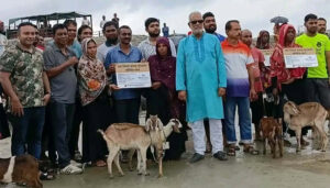 পশ্চিম সুন্দরবন উপকূলে বাঘ বিধবা পরিবার পেল দুটি করে ছাগল