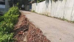 দক্ষিণ মৈশাদী সড়কে ভয়াবহ ভাঙন, চরম ঝুঁকিতে জনসাধারণের চলাচল