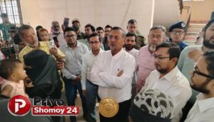 হাজীগঞ্জ উপজেলা স্বাস্থ্য কমপ্লেক্সে রোগীদের লাইনে দাঁড়িয়ে খোঁজখবর নিচ্ছেন স্থানীয় এমপি