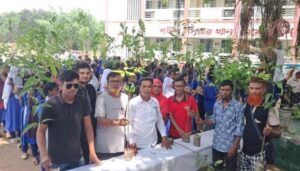 সান্তাহারে শিক্ষার্থীদের হাতে পাঁচ শতাধিক গাছের চারা তুলে দিলেন যুবদল নেতারা