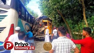 চাঁদপুর-কুমিল্লা আঞ্চলিক মহাসড়কে যাত্রীবাহী বাস ও বালু বোঝাই ট্রাকের মুখোমুখি সংঘর্ষে নিহত ৩