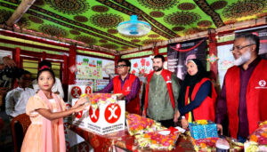 রোহিঙ্গা ক্যাম্প-৪-এ শিশু স্পনসরশিপ কর্মসূচির সহায়তা সামগ্রী বিতরণ