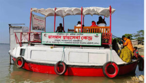 উপকূলের দ্বীপ ইউপি গাবুরায় ব্রতির ভাসমান স্বাস্থ্যসেবা ক্যাম্প