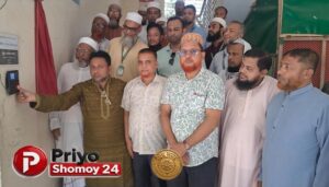 নিজস্ব অর্থায়নে হোছাইনপুর মাদ্রাসায় বায়োমেট্রিক মেশিন দিলেন মোস্তফা কামাল