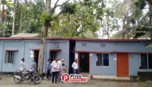 বৃষ্টি হলেই কল্যাণপুর ইউপি ভবনের ছাদ দিয়ে পড়ে পানি, চরম দুর্ভোগে সেবাগ্রহীতারা