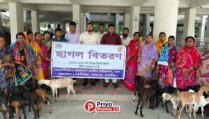 শ্যামনগরে দরিদ্র নারীদের মাঝে ছাগল বিতরণ