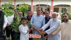 লালপুর বালুধুম উচ্চ বিদ্যালয়ের শিক্ষার্থীদের মাঝে এনাম চৌধুরীর গাছের চারা বিতরণ